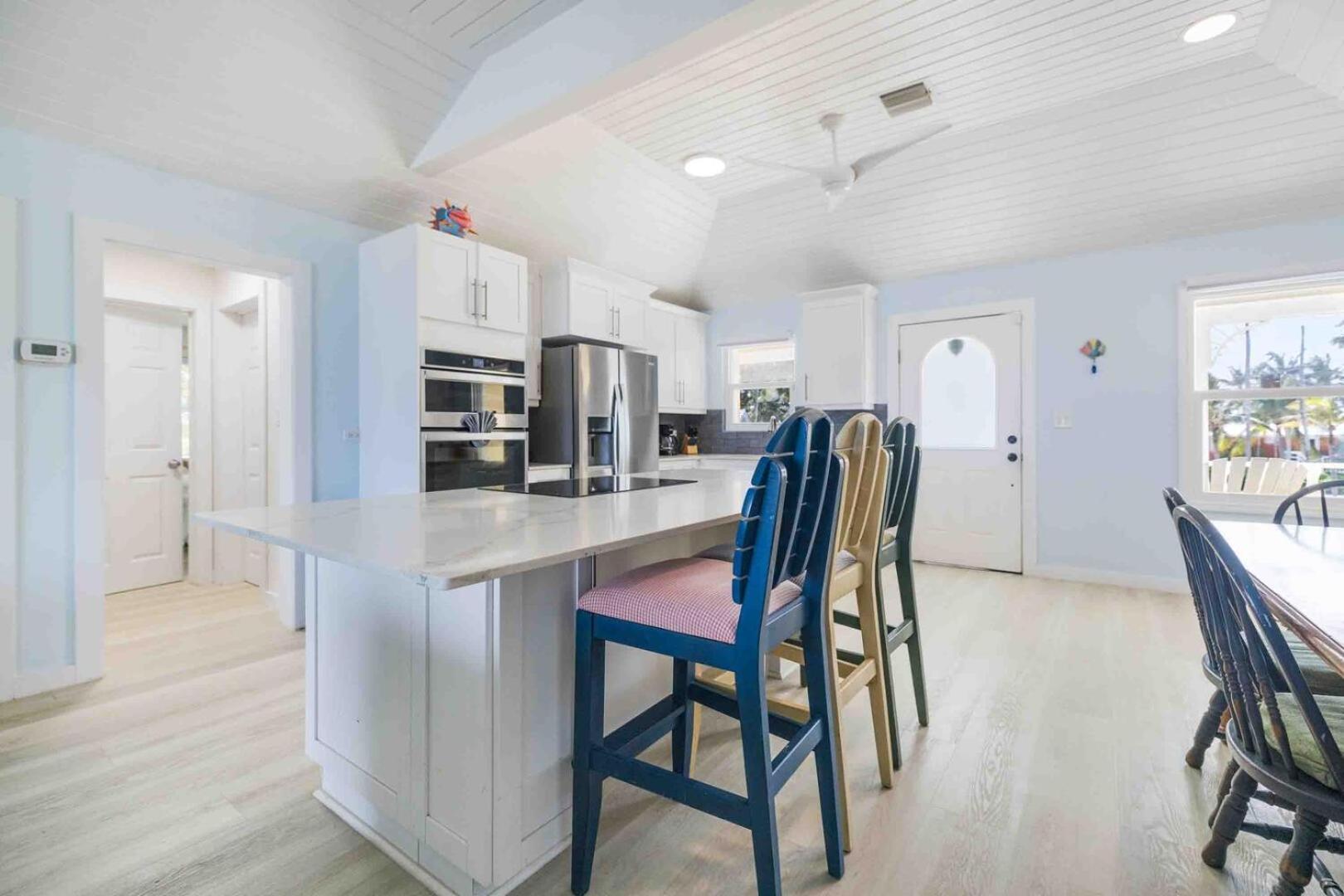 Thatch Hill - Renovated Beach House With Pool, Short Walk To The Rum Point Club Driftwood Village Екстериор снимка