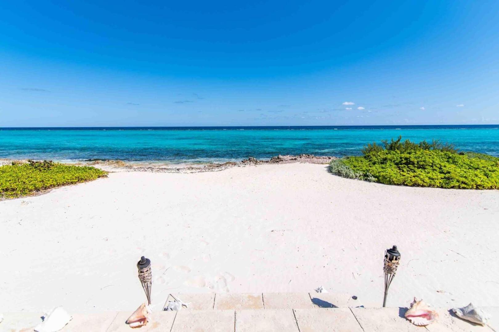 Thatch Hill - Renovated Beach House With Pool, Short Walk To The Rum Point Club Driftwood Village Екстериор снимка